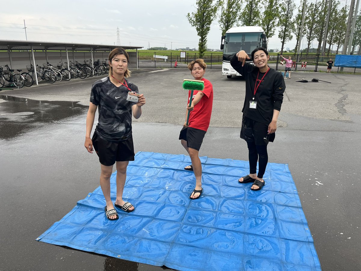 BP_DENSO's tweet photo. ⠀/／
　#ブラペガ の日常🦄❤️🖤
   \＼

節目ごとにいつも使っている道具やバスの掃除をします🧹🧼✨
前半戦が終わり、夏の練習に向けて
一度リセットして、また頑張ります💪

#デンソーブライトペガサス
#softball
#GALLOP https://t.co/2SJSX8LtMJ