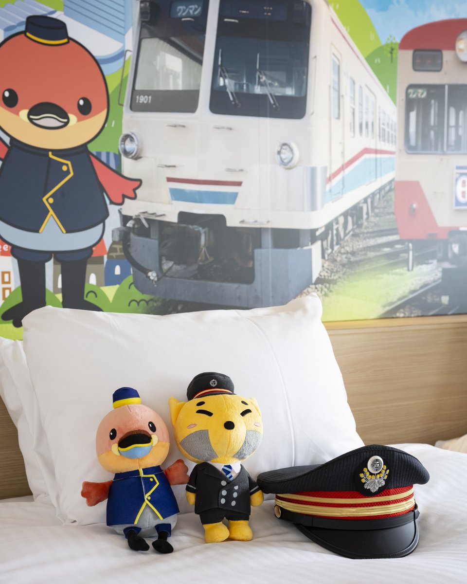biwapri's tweet photo. ＼家族で楽しむ夏の滋賀旅☀／
近江鉄道のコラボレーションルームを予約受付中！
#赤電 がモチーフのベッドスロー、窓には可愛くデザインされたお部屋からはびわ湖の景色を一望。
今年の夏は、滋賀でならではの特別なホテルステイをお楽しみください。
▼ご予約・詳細はこちら
https://t.co/f9YuPCEiz4 https://t.co/RBgZUmNUa9