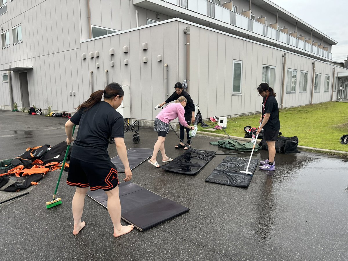 BP_DENSO's tweet photo. ⠀/／
　#ブラペガ の日常🦄❤️🖤
   \＼

節目ごとにいつも使っている道具やバスの掃除をします🧹🧼✨
前半戦が終わり、夏の練習に向けて
一度リセットして、また頑張ります💪

#デンソーブライトペガサス
#softball
#GALLOP https://t.co/2SJSX8LtMJ