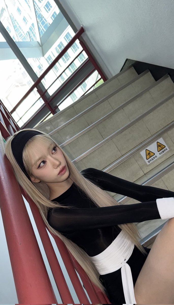 inpawm's tweet photo. she has the kind of beauty that naturally draws all your attention 🫠💘 https://t.co/6CClq0NcD4