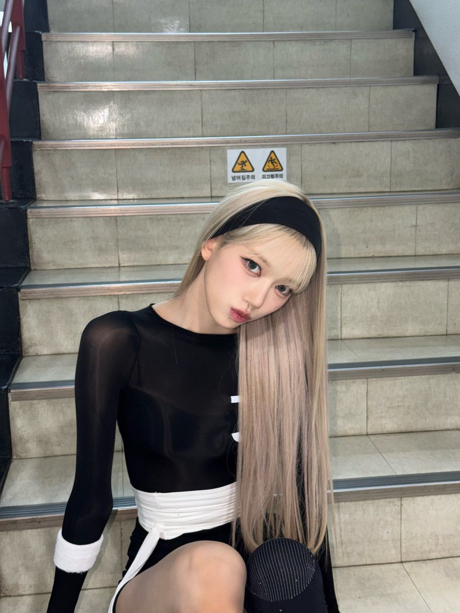 inpawm's tweet photo. she has the kind of beauty that naturally draws all your attention 🫠💘 https://t.co/6CClq0NcD4