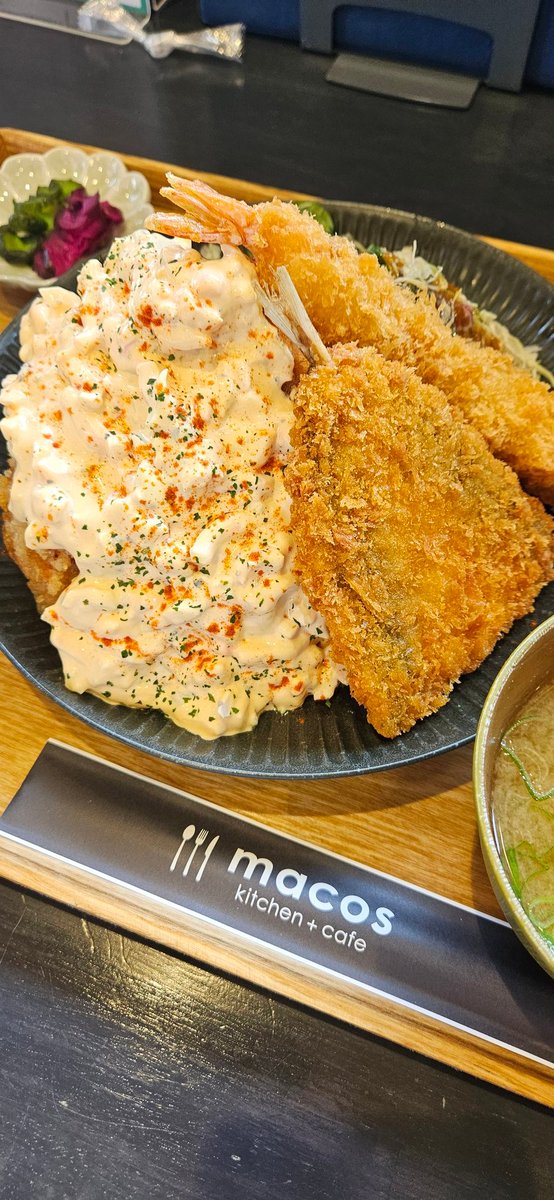 025Kan's tweet photo. ｢マコズキッチン｣チキン南蛮、エビフライ、アジフライ
味美味しかった
かなりの爆盛で腹パンパン https://t.co/nAjkRc9DgM