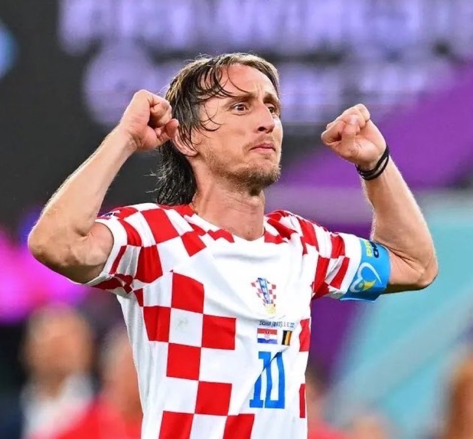 _Floper's tweet photo. 41 años. 5 mundiales disputados. 
Llevó a un país como Croacia a una final del mundial.

No le volveremos a ver jugando, pero su legado es eterno. Ojalá su próximo paso sea volver al Real Madrid. 

Te queremos mucho, Luka. Vuelve a casa. https://t.co/6zw860ZpwW