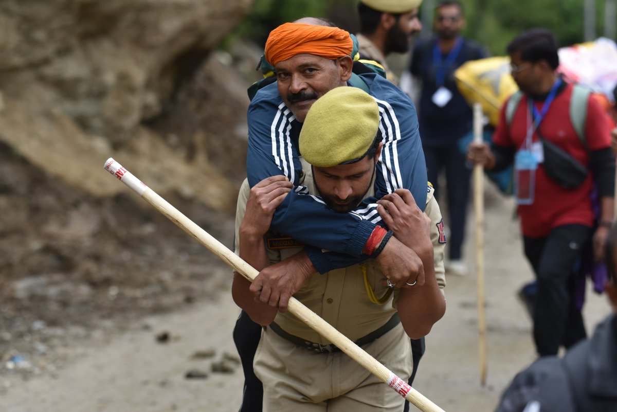 CnnKashmir's tweet photo. J&amp;K Police Jawans on Their Toes to Help Yatris During Shri Amarnath Yatra 2026 https://t.co/l310UtxecL