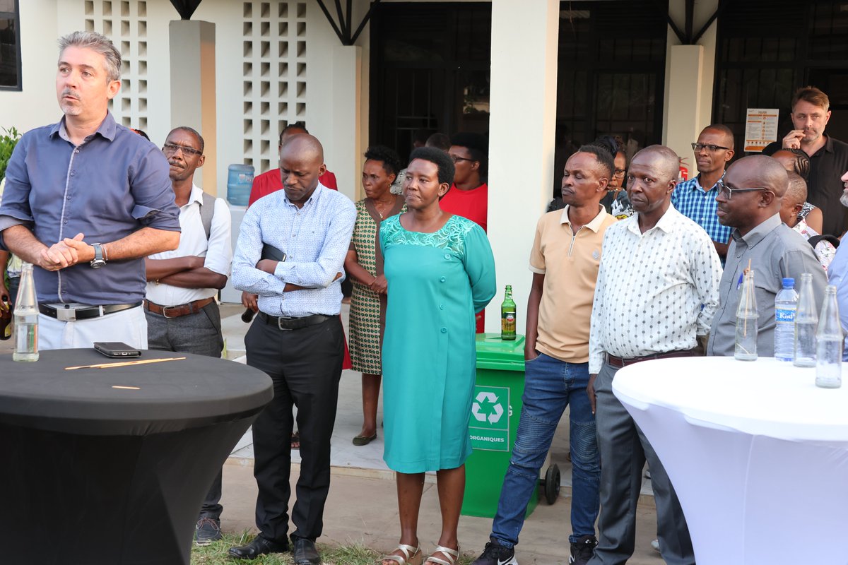EnabelauBurundi's tweet photo. 2/2🏢Ce moment d’inauguration a aussi été l’occasion d’accueillir notre nouvelle Directrice Pays, qui prendra ses fonctions début août. La Directrice Pays sortante a adressé ses au revoir à l’ensemble des collègues &amp; rendu hommage à ceux partant à la retraite ou en fin de projet. https://t.co/4oHG1x926J