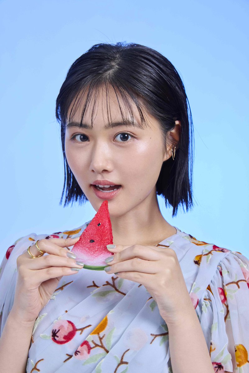 oricon's tweet photo. timelesz佐藤勝利＆原菜乃華
『ちゃお』誌面で夏の思い出トーク🌻
さわやかな撮り下ろしカットも公開
https://t.co/J5TYCV5fhq

@kimi_hana_movie https://t.co/JesDZbMJIc