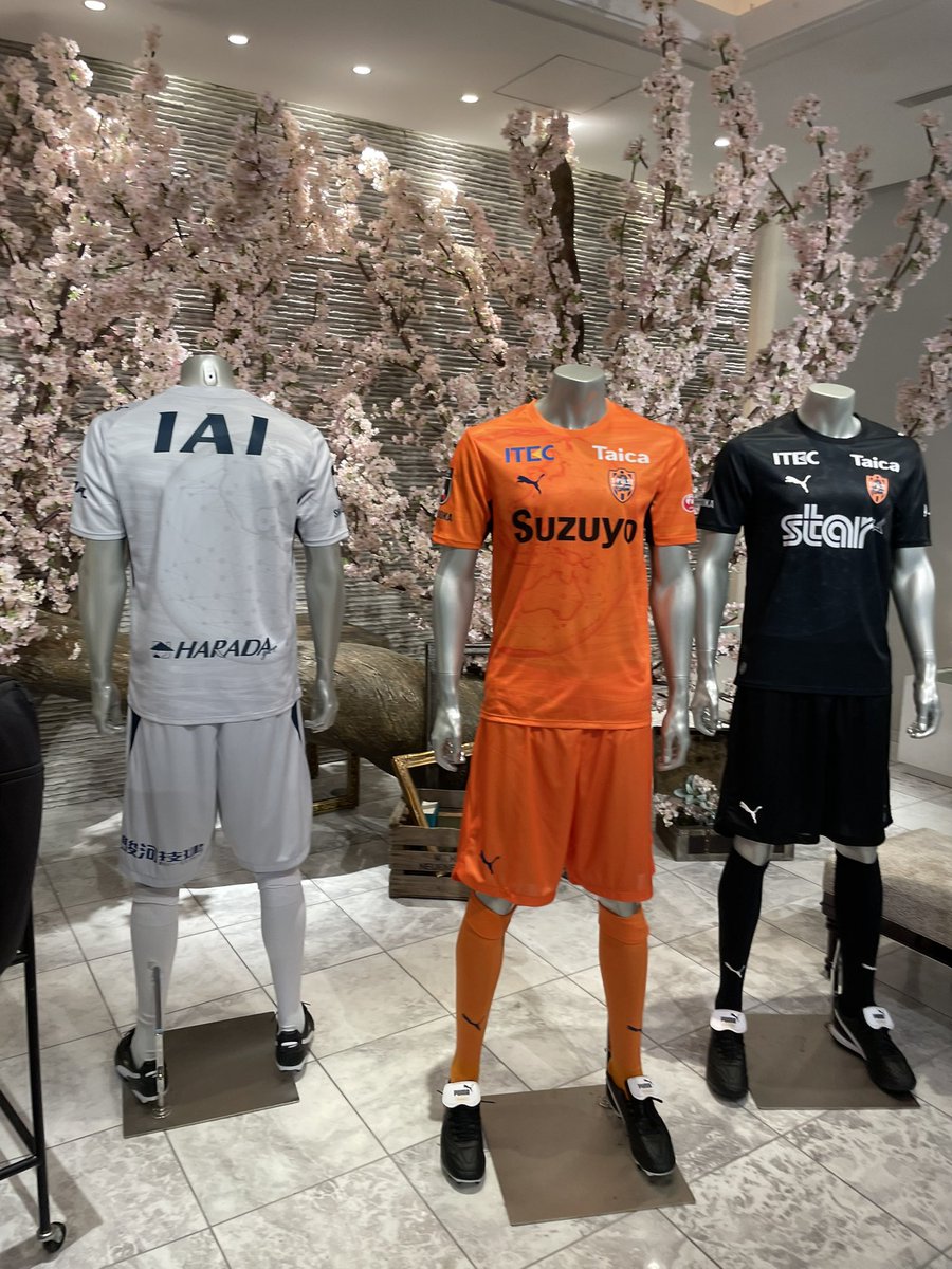 rie_kitou's tweet photo. 清水エスパルス新体制会見　
ONEFAMILY WE RISE🔥
吉田監督「補強満足度100%、主力が抜ける穴埋め、得点力不足もあり実績のあるストライカーを希望した」
トップとU-21世代との競争共存
反町GM「将来への投資、オーバーエイジ枠も視野」
強い清水エスパルスをもう一度🏆

#清水エスパルス
#spulse https://t.co/pu96ZJ0Xet