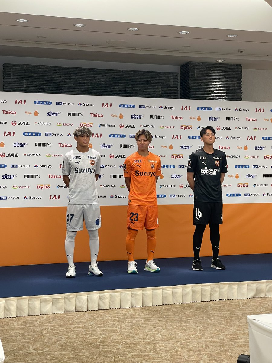 rie_kitou's tweet photo. 清水エスパルス新体制会見　
ONEFAMILY WE RISE🔥
吉田監督「補強満足度100%、主力が抜ける穴埋め、得点力不足もあり実績のあるストライカーを希望した」
トップとU-21世代との競争共存
反町GM「将来への投資、オーバーエイジ枠も視野」
強い清水エスパルスをもう一度🏆

#清水エスパルス
#spulse https://t.co/pu96ZJ0Xet