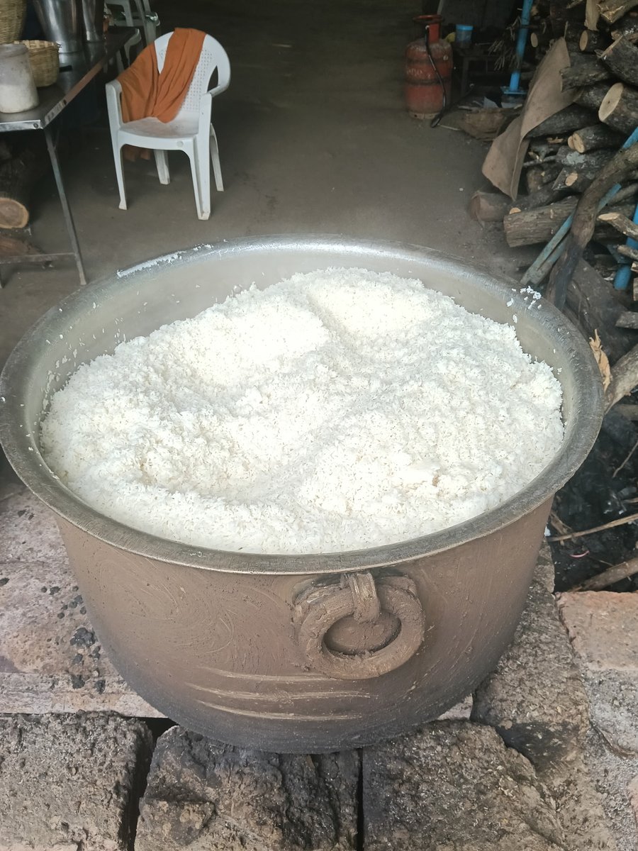 vellingiriswami's tweet photo. 03.07.2026  குருநாதரின் ஜீவசமாதியில் இன்றைய நாள் குருநாதரை தரிசிக்க வரும் பக்தர்களுக்கு பிரசாதம் தயார் செய்யப்பட்டுள்ளது.

#vellingiriswamigal
#vellingiriswami
#vellingiriswamijeevasamathi
#வெள்ளிங்கிரி_சுவாமி
#வெள்ளிங்கிரி_சுவாமிகள்_ஜீவசமாதி https://t.co/5h1pH29PuF