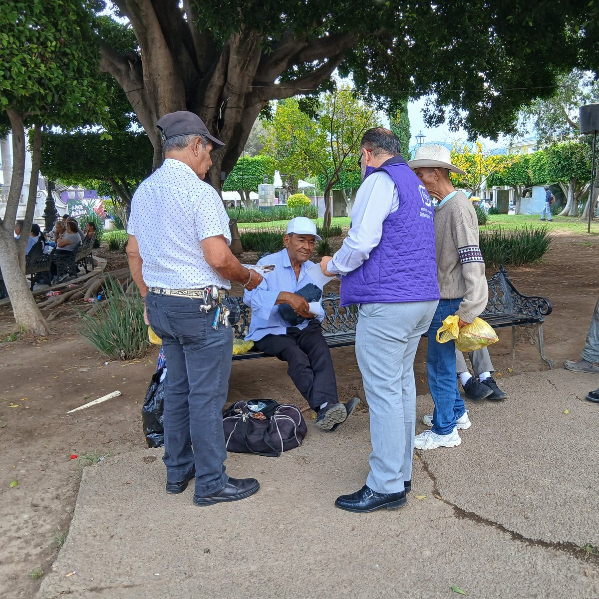 IFDPJalisco's tweet photo. Personal del IFDP, Delegación Jalisco, estuvo enla plaza principal de Ciudad Guzmán, para realizar una jornada de difusión de los servicios gratuitos de defensa penal y asesoría jurídica que brinda el IFDP, Delegación Jalisco.
Defensatel 800 224 242. https://t.co/E45raBNTvh