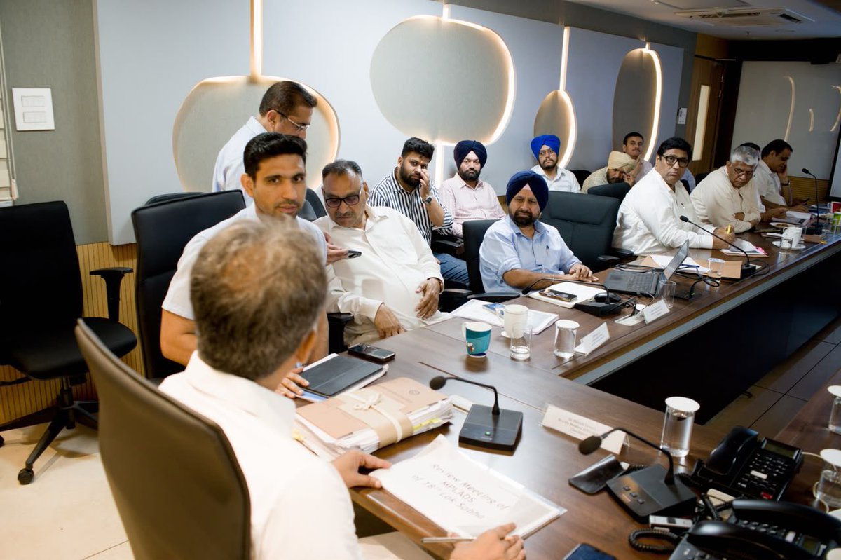ManishTewari's tweet photo. Chaired an MPLADS review committee in Chandigarh. 

I thank Deputy Commissioner @nishantyadavIAS ,Commissioner @MCChandigarh Amit Kumar, ADC Amandeep Singh Bhatti,
Chief Engineer Sanjay Arora and other officials for their cooperation in expediting  MPLADS projects .

I thank my colleagues @DewanPawan , @MirWasim21 & @ChanderMukhiS for the ground follow up and grass roots feedback on MPLADS projects.