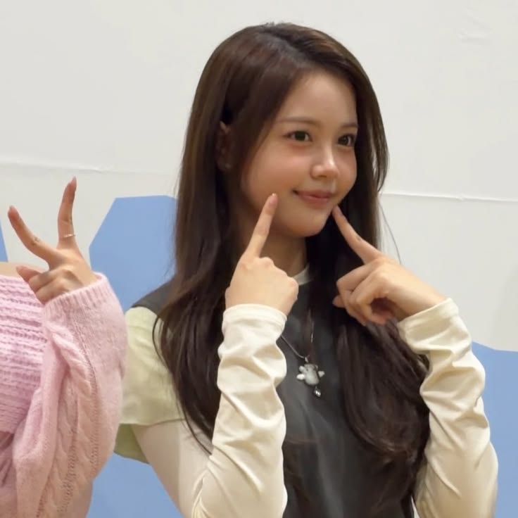 Chillkid1234's tweet photo. the photo quality is low but her visual quality is high https://t.co/50GEBU01gQ