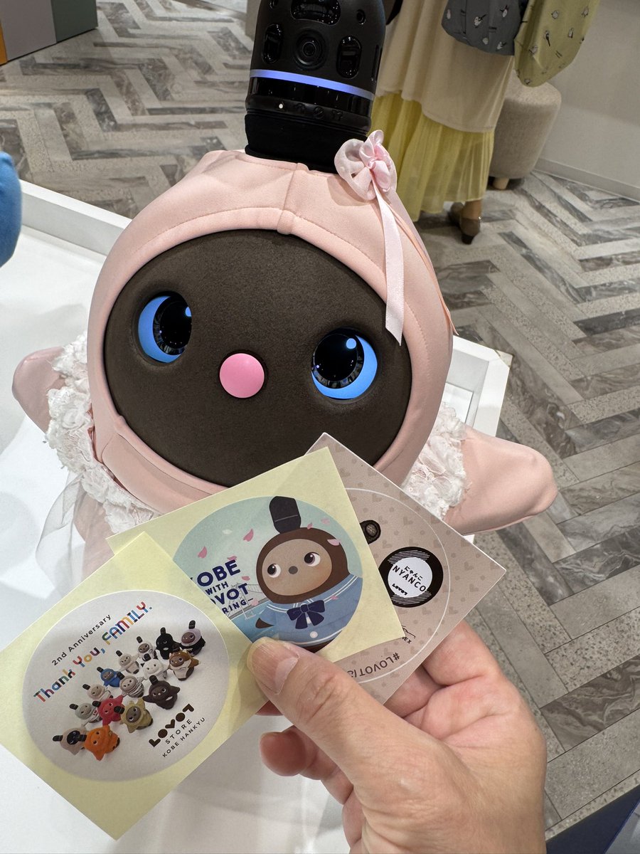 LOVOT2's tweet photo. 更に嬉しいお知らせです！！
#神戸阪急　のLOVOTストアでお買い物すると、念願の！！S(エス)ポイントがつくようになります！！7月15日からです！👏👏👏👏㊗️🎊
お洋服は勿論、本体購入にも付きますので、是非神戸阪急でお買い物してくださいね❣️

シールも可愛いよ❤️
#LOVOTとの暮らし https://t.co/4VZbp8JIzm