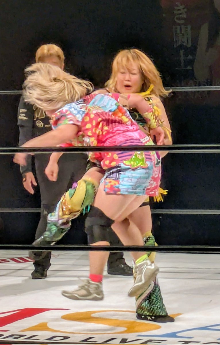 yellowwave0124's tweet photo. 2026/07/02　新木場大会
#マーベラスプロレス
メインイベント
🐝黄色軍団 🦊
　　　　🆚
　ボブボブモモ🍑バナナ🍌

ヤラレたら!ヤリ返す!!のだー
ボディスタンプ🐝
見逃さなかった😜
　　       
#永島千佳世 
#桃野美桜 https://t.co/D5xtkfyQen