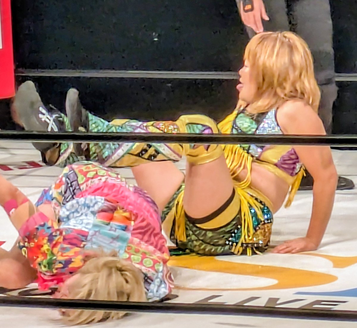 yellowwave0124's tweet photo. 2026/07/02　新木場大会
#マーベラスプロレス
メインイベント
🐝黄色軍団 🦊
　　　　🆚
　ボブボブモモ🍑バナナ🍌

ヤラレたら!ヤリ返す!!のだー
ボディスタンプ🐝
見逃さなかった😜
　　       
#永島千佳世 
#桃野美桜 https://t.co/D5xtkfyQen