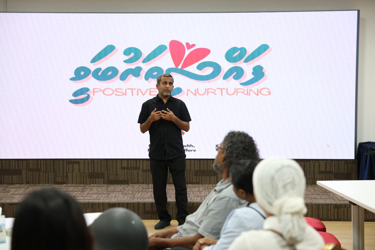 SFdevelopmentMV's tweet photo. ޞިއްޙަތާއި،  ޢާއިލާއާއި، އިޖުތިމާއީ އެހީއާ ބެހޭ ވުޒާރާއިން، ކުޑަކުދިންގެ ދުޅަހެޔޮކަމާއި، ރައްކާތެރިކަން ކަށަވަރުކުރުމުގައި މައިންބަފައިންނާއި، ބެލެނިވެރިން ސަމާލުކަންދޭންވީ ކަންކަމާ ގުޅޭގޮތުން ހޭލުންތެރިކަން އިތުރުކުރުމުގެ ވޯކްޝޮޕެއް ބާއްވައިފި. 

"ފައްސި ތަރުބަވީ" ގެ ނަމުގައި އާންމުކޮށް ހުޅުވާލައިގެން ސިލްސިލާކޮށް ކުރިއަށްގެންދަން ރާވާފައިވާ މި ވޯކްޝޮޕްގައި ކައިވެނި ރޫޅުމުން ކުދިންނަށް ކުރާ ނޭދެވޭ އަސަރުތައް ކުޑަކުރުމާއި، ކުދިންގެ ފަރާތުން ފެންނަ ނުރަނގަޅު ކަންކަމާ ގުޅިގެން މައިންބަފައިން ނުވަތަ ބެލެނިވެރިން ސަމާލުކަންދޭންޖެހޭ ކަންކަމާ ގުޅޭގޮތުން މައުލޫމާތު ހިއްސާކޮށްފައިވޭ.

Sihhathaai,  aailaa aai, ijuthimaaee eheeaa behey vuzaaraain, kudakudhinge dhulhaheyokamaai, rakkaatherikan kashavarukurumugai mainbafainnaai, beleniverin samaalukandheynvee kankamaa gulheygothun heyluntherikan ithurukurumuge workshop eh baavvaifi.
"fassi tharubavee" ge namugai aanmukoh hulhuvaalaigen silsilaakoh kuriaggendhan raavaafaivaa mi workshopgai kaiveni roolhumun kudhinnah kuraa neydhevey asathu kudakurumaaei, kudhinge faraathun fenna nuran'galhu kankamaa gulhigen mainbafain nuvatha beleniverin samaalukandheynjehey kankamaa gulheygothun mauloomaathu hissaakoffaivey.

@MoHmv