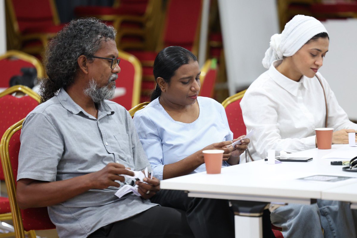 SFdevelopmentMV's tweet photo. ޞިއްޙަތާއި،  ޢާއިލާއާއި، އިޖުތިމާއީ އެހީއާ ބެހޭ ވުޒާރާއިން، ކުޑަކުދިންގެ ދުޅަހެޔޮކަމާއި، ރައްކާތެރިކަން ކަށަވަރުކުރުމުގައި މައިންބަފައިންނާއި، ބެލެނިވެރިން ސަމާލުކަންދޭންވީ ކަންކަމާ ގުޅޭގޮތުން ހޭލުންތެރިކަން އިތުރުކުރުމުގެ ވޯކްޝޮޕެއް ބާއްވައިފި. 

"ފައްސި ތަރުބަވީ" ގެ ނަމުގައި އާންމުކޮށް ހުޅުވާލައިގެން ސިލްސިލާކޮށް ކުރިއަށްގެންދަން ރާވާފައިވާ މި ވޯކްޝޮޕްގައި ކައިވެނި ރޫޅުމުން ކުދިންނަށް ކުރާ ނޭދެވޭ އަސަރުތައް ކުޑަކުރުމާއި، ކުދިންގެ ފަރާތުން ފެންނަ ނުރަނގަޅު ކަންކަމާ ގުޅިގެން މައިންބަފައިން ނުވަތަ ބެލެނިވެރިން ސަމާލުކަންދޭންޖެހޭ ކަންކަމާ ގުޅޭގޮތުން މައުލޫމާތު ހިއްސާކޮށްފައިވޭ.

Sihhathaai,  aailaa aai, ijuthimaaee eheeaa behey vuzaaraain, kudakudhinge dhulhaheyokamaai, rakkaatherikan kashavarukurumugai mainbafainnaai, beleniverin samaalukandheynvee kankamaa gulheygothun heyluntherikan ithurukurumuge workshop eh baavvaifi.
"fassi tharubavee" ge namugai aanmukoh hulhuvaalaigen silsilaakoh kuriaggendhan raavaafaivaa mi workshopgai kaiveni roolhumun kudhinnah kuraa neydhevey asathu kudakurumaaei, kudhinge faraathun fenna nuran'galhu kankamaa gulhigen mainbafain nuvatha beleniverin samaalukandheynjehey kankamaa gulheygothun mauloomaathu hissaakoffaivey.

@MoHmv