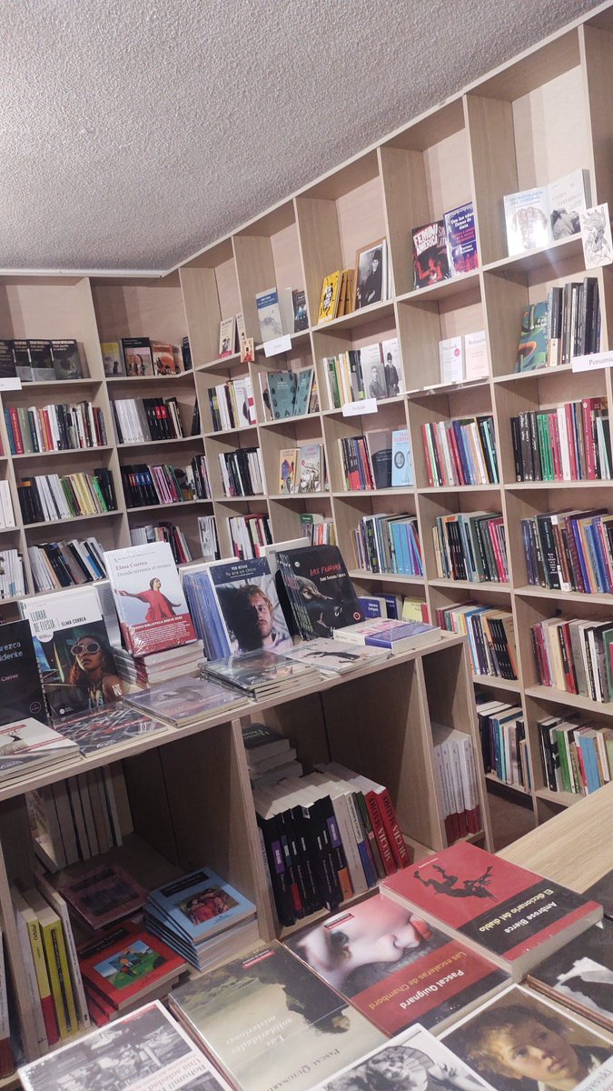 Julietasoft's tweet photo. Vine a la librería del Franco Félix por un libro del Franco Félix y me encontré al mismísimo Franco Félix 😏😜 Vengan a la librería Doc Kafka tienen buen arsenal 😎 (pero gasten de $500 para arriba, sí no no vengan 😜).

https://t.co/2NoBu2ET6D https://t.co/EvBPHxbk90