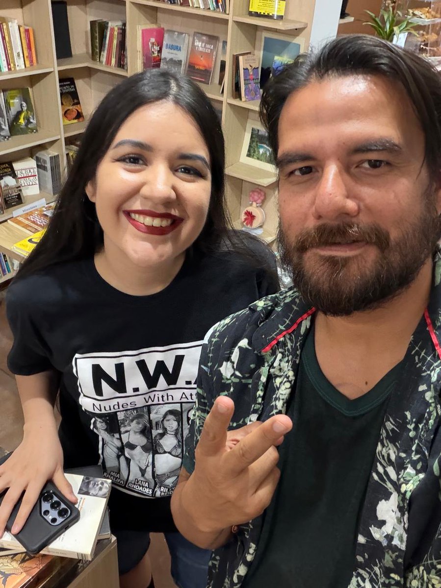 Julietasoft's tweet photo. Vine a la librería del Franco Félix por un libro del Franco Félix y me encontré al mismísimo Franco Félix 😏😜 Vengan a la librería Doc Kafka tienen buen arsenal 😎 (pero gasten de $500 para arriba, sí no no vengan 😜).

https://t.co/2NoBu2ET6D https://t.co/EvBPHxbk90