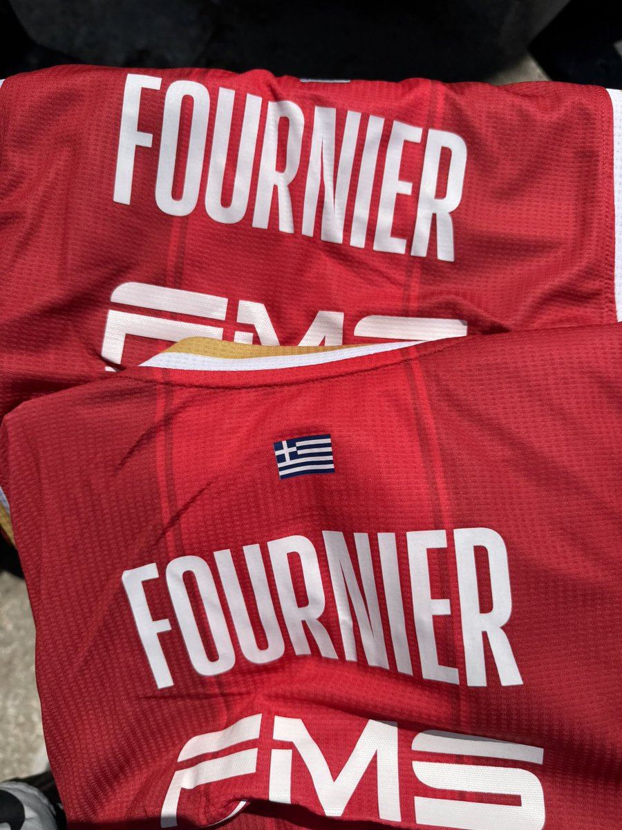 Dimbis's tweet photo. @EvanFourmizz I need a new one??? 🤓 https://t.co/CVuO3aZ9Qp