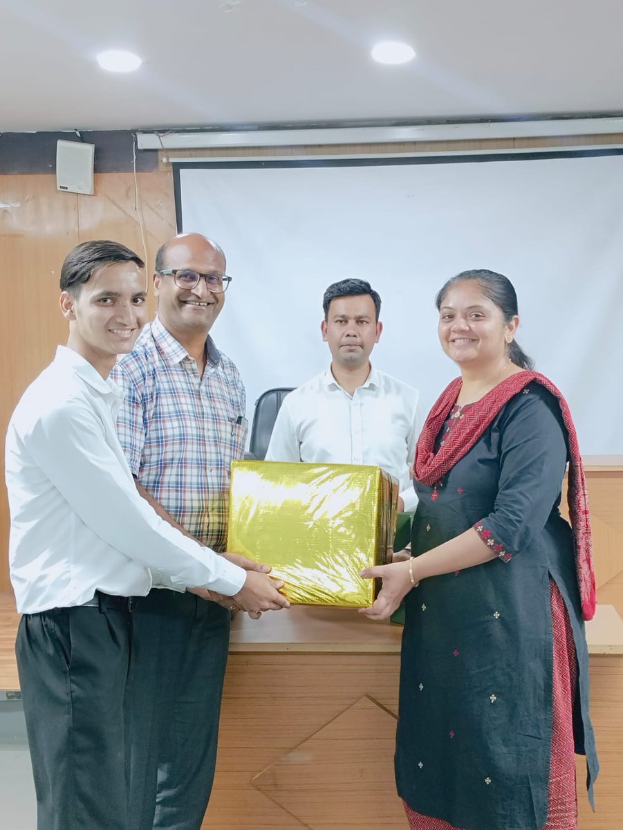 GovernmentSpine's tweet photo. Government Spine Institute Director Dr. Piyush Mittal and Team celebrate Doctor’s Day and sincerely thank all doctors for their commitment and continuous efforts.

@prafulpbjp #GSIDrPiyushMittalAndTeam @gsihospital 
#NationalDoctorsDay #DoctorsDay #ThankYouDoctors #HealthcareHero https://t.co/G2JljJTfc5