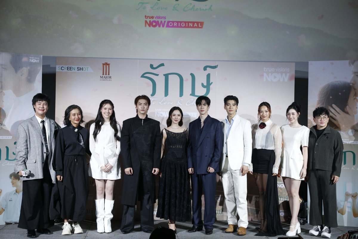 woopmag's tweet photo. “ฟิล์ม-บัว” นำทีมเปิดตัว “รักษ์” ซีรีส์เสิร์ฟรักอบอุ่น
เริ่ม 6 ส.ค.นี้ ทาง TrueVisions NOW

#รักษ์Presscon 
#รักษ์ 
#ToLoveandCherish 
#TrueVisionsNOW

เปิดตัวอย่างเป็นทางการท่ามกลางบรรยากาศอบอุ่น สำหรับซีรีส์เรื่อง “รักษ์” จาก บริษัท สกรีนชอท จำกัด ของผู้จัด-ผู้กำกับ ชุดาภา จันทเขตต์ และผู้จัด ก้อง-ปิยะ เศวตพิกุล ณ เมเจอร์ ซีนีเพล็กซ์ สุขุมวิท (เอกมัย) โดยจับคู่พระนางสายฝีมือ ฟิล์ม-ธนภัทร กาวิละ และ บัว-นลินทิพย์ สกุลอ่องอำไพ มาร่วมถ่ายทอดเรื่องราวความรักความผูกพันครั้งแรก พร้อมแท็กทีมนักแสดง ปอนด์-พลวิชญ์ เกตุประภากร, บอส-ชัยกมล เสริมส่งวิทยะ, คารีสา สปริงเก็ตต์, นีญ่า มากีลา และ แคนดี้ สุภาภัสสร์ ผลเจริญรัตน์ เติมเต็มทุกมิติของความรักให้สมบูรณ์ 

ภายในงานฯ นอกจากทีมนักแสดงจะได้ร่วมพูดคุยความรู้สึกที่ได้เป็นส่วนหนึ่งของโปรเจกต์ รวมถึงเบื้องหลังการทำงานแบบรัวๆ  2 ผู้จัด ชุดาภา และ ก้อง-ปิยะ เปิดใจเล่าถึงจุดเริ่มต้นและความตั้งใจในการสร้างสรรค์ซีรีส์เรื่องนี้ให้เป็นอีกหนึ่งผลงานที่เข้าถึงหัวใจของผู้ชมทุกเพศทุกวัย 

โดยฟิล์มเผยว่า “เป็นครั้งแรกที่ได้ออกมาทำงานนอกบ้าน ได้เจอนักแสดงใหม่ๆ ที่ไม่เคยร่วมงานกันมาก่อน รวมทั้งพี่ชุพี่ก้องด้วย ดีใจและก็ตื่นเต้นมากๆ พวกเราทุกคนทั้งทีมงานเบื้องหน้าเบื้องหลังตั้งใจกันมากๆ และฟิล์มเชื่อว่า ‘รักษ์’ จะเป็นซีรีส์ที่ทำให้เราได้รู้จักความรักในแง่มุมใดแง่มุมหนึ่งจากหนึ่งเหตุการณ์หนึ่งความรัก ไม่ใช่เฉพาะรักแบบคนรัก แต่เรื่องนี้จะมีรักของครอบครัว พ่อแม่ พี่น้อง เพื่อน อยากให้ติดตาม” 
ด้านบัวเสริมต่อ “ซีรีส์จะเริ่มต้นความรักแบบหนุ่มสาวตั้งแต่มัธยม ด้วยความที่เรารักกันมากๆ แต่ก็จะมีเรื่องที่ทำให้ต้องแยกจากกันไปจนได้กลับมาเจอกันอีกครั้ง เป็นเรื่องราวความรักความเสียสละที่บัวคิดว่า น่าจะทัชใจคนดูตรงที่แต่ละคนจะเข้าไปอยู่ในตัวละครใดตัวละครหนึ่ง และจะได้เห็นถึงวิธีคิดมุมมองต่างๆ เชื่อว่าทุกคนจะได้ทั้งยิ้ม หัวเราะ และร้องไห้ไปด้วยกัน เริ่ม 6 สิงหาคมนี้”    

ติดตามซีรีส์เรื่อง “รักษ์” ทาง TrueVisions NOW เป็นอีกหนึ่งซีรีส์ที่น่าจับตามอง กับการรวมตัวของนักแสดงต่างเจเนอเรชัน พร้อมเรื่องราวที่จะชวนทุกคนร่วมค้นหาความหมายของคำว่า “รัก” ไปด้วยกัน ทุกวันพฤหัสบดี เวลา 19.00 น. เริ่มสตรีมวันแรก 6 สิงหาคม 2569