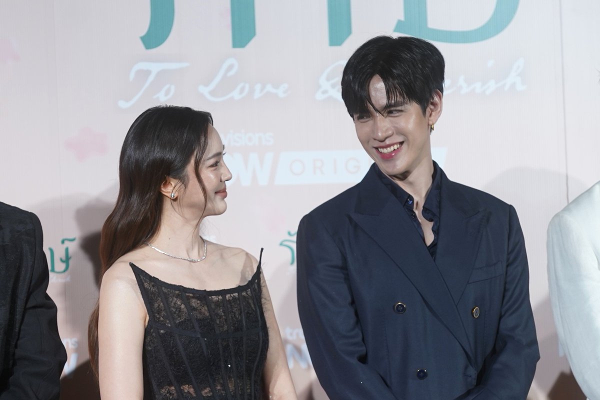 woopmag's tweet photo. “ฟิล์ม-บัว” นำทีมเปิดตัว “รักษ์” ซีรีส์เสิร์ฟรักอบอุ่น
เริ่ม 6 ส.ค.นี้ ทาง TrueVisions NOW

#รักษ์Presscon 
#รักษ์ 
#ToLoveandCherish 
#TrueVisionsNOW

เปิดตัวอย่างเป็นทางการท่ามกลางบรรยากาศอบอุ่น สำหรับซีรีส์เรื่อง “รักษ์” จาก บริษัท สกรีนชอท จำกัด ของผู้จัด-ผู้กำกับ ชุดาภา จันทเขตต์ และผู้จัด ก้อง-ปิยะ เศวตพิกุล ณ เมเจอร์ ซีนีเพล็กซ์ สุขุมวิท (เอกมัย) โดยจับคู่พระนางสายฝีมือ ฟิล์ม-ธนภัทร กาวิละ และ บัว-นลินทิพย์ สกุลอ่องอำไพ มาร่วมถ่ายทอดเรื่องราวความรักความผูกพันครั้งแรก พร้อมแท็กทีมนักแสดง ปอนด์-พลวิชญ์ เกตุประภากร, บอส-ชัยกมล เสริมส่งวิทยะ, คารีสา สปริงเก็ตต์, นีญ่า มากีลา และ แคนดี้ สุภาภัสสร์ ผลเจริญรัตน์ เติมเต็มทุกมิติของความรักให้สมบูรณ์ 

ภายในงานฯ นอกจากทีมนักแสดงจะได้ร่วมพูดคุยความรู้สึกที่ได้เป็นส่วนหนึ่งของโปรเจกต์ รวมถึงเบื้องหลังการทำงานแบบรัวๆ  2 ผู้จัด ชุดาภา และ ก้อง-ปิยะ เปิดใจเล่าถึงจุดเริ่มต้นและความตั้งใจในการสร้างสรรค์ซีรีส์เรื่องนี้ให้เป็นอีกหนึ่งผลงานที่เข้าถึงหัวใจของผู้ชมทุกเพศทุกวัย 

โดยฟิล์มเผยว่า “เป็นครั้งแรกที่ได้ออกมาทำงานนอกบ้าน ได้เจอนักแสดงใหม่ๆ ที่ไม่เคยร่วมงานกันมาก่อน รวมทั้งพี่ชุพี่ก้องด้วย ดีใจและก็ตื่นเต้นมากๆ พวกเราทุกคนทั้งทีมงานเบื้องหน้าเบื้องหลังตั้งใจกันมากๆ และฟิล์มเชื่อว่า ‘รักษ์’ จะเป็นซีรีส์ที่ทำให้เราได้รู้จักความรักในแง่มุมใดแง่มุมหนึ่งจากหนึ่งเหตุการณ์หนึ่งความรัก ไม่ใช่เฉพาะรักแบบคนรัก แต่เรื่องนี้จะมีรักของครอบครัว พ่อแม่ พี่น้อง เพื่อน อยากให้ติดตาม” 
ด้านบัวเสริมต่อ “ซีรีส์จะเริ่มต้นความรักแบบหนุ่มสาวตั้งแต่มัธยม ด้วยความที่เรารักกันมากๆ แต่ก็จะมีเรื่องที่ทำให้ต้องแยกจากกันไปจนได้กลับมาเจอกันอีกครั้ง เป็นเรื่องราวความรักความเสียสละที่บัวคิดว่า น่าจะทัชใจคนดูตรงที่แต่ละคนจะเข้าไปอยู่ในตัวละครใดตัวละครหนึ่ง และจะได้เห็นถึงวิธีคิดมุมมองต่างๆ เชื่อว่าทุกคนจะได้ทั้งยิ้ม หัวเราะ และร้องไห้ไปด้วยกัน เริ่ม 6 สิงหาคมนี้”    

ติดตามซีรีส์เรื่อง “รักษ์” ทาง TrueVisions NOW เป็นอีกหนึ่งซีรีส์ที่น่าจับตามอง กับการรวมตัวของนักแสดงต่างเจเนอเรชัน พร้อมเรื่องราวที่จะชวนทุกคนร่วมค้นหาความหมายของคำว่า “รัก” ไปด้วยกัน ทุกวันพฤหัสบดี เวลา 19.00 น. เริ่มสตรีมวันแรก 6 สิงหาคม 2569