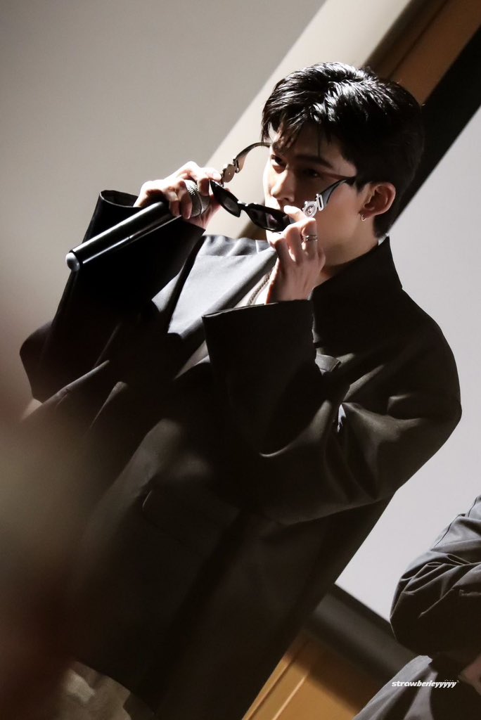 maglurs's tweet photo. ขอวิ่งแลกแว่น versace นะ https://t.co/Xu63qELXgb
