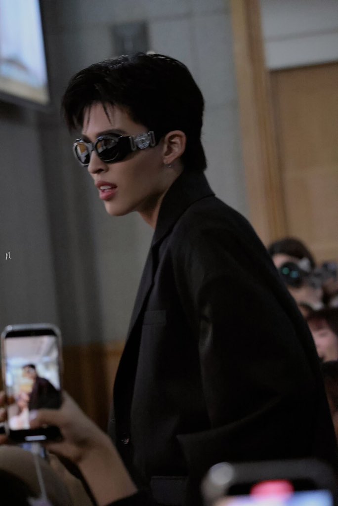 maglurs's tweet photo. ขอวิ่งแลกแว่น versace นะ https://t.co/Xu63qELXgb