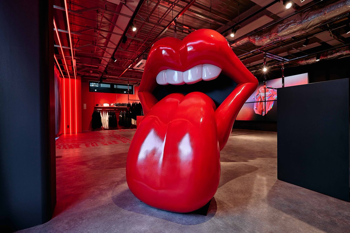 rollingstonesJP's tweet photo. ザ・ローリング・ストーンズの
“巨大ベロ”が初めて渋谷に出現！ 

新作発売記念イベントとして開催！巨大ベロ以外にも日本に1枚のサイン入り限定盤展示も決定！

場所：渋谷モディ エントランス
期間：7月9日（木）、10日（金）
時間：11時〜19時予定

▽詳細
https://t.co/nQk2ZNG098 https://t.co/7B3qApV9yh