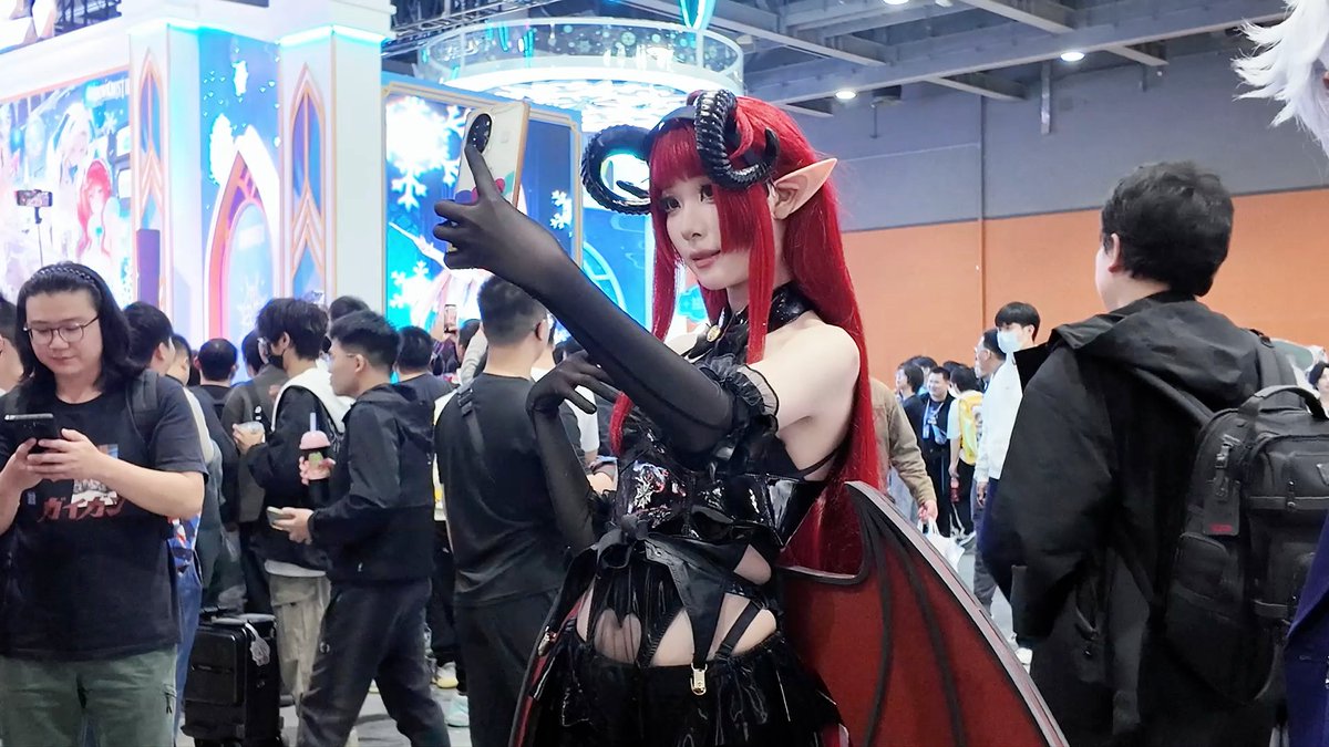 ss110030's tweet photo. [Just checked in at the best comic con ever! Met my favorite cosplayers and got that exclusive merch—this weekend’s pure joy ]， https://t.co/rIOUxXLiNV
