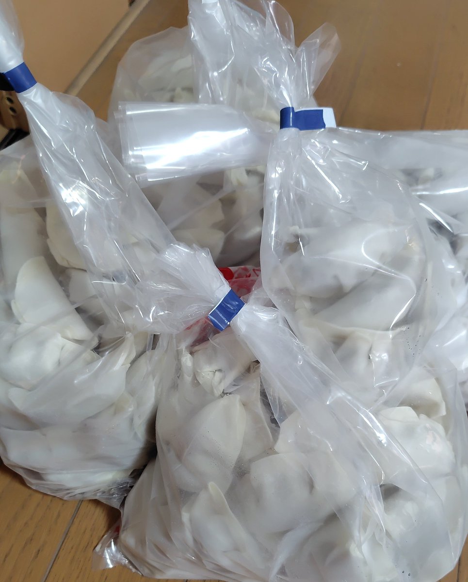 kyotron's tweet photo. 某ショップで冷凍餃子がめちゃくちゃお安くて200個買ってしまった！……まだ冷凍庫に90個くらいあるのに！！うれしい悲鳴！！！！！ https://t.co/chmkd40767