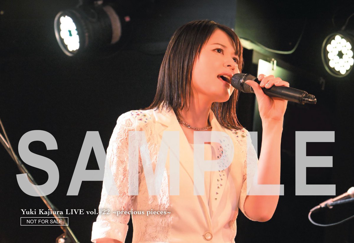 odakaori_0511's tweet photo. 明日から始まる #YKL22 にて #織田かおり のCDを多数取り扱っていただけることになりました＼(^o^)／
購入特典として3/21に行われたソロライブの写真をポストカードに✨ぜひ手に取ってね！

「Free」購入→直筆サイン入り🩷
「その他のCD・DVD」購入→直筆サインはランダム🫶
めっちゃサイン書いてるところ〜！ランダムもなるべく沢山当たるように多めに書いてますw