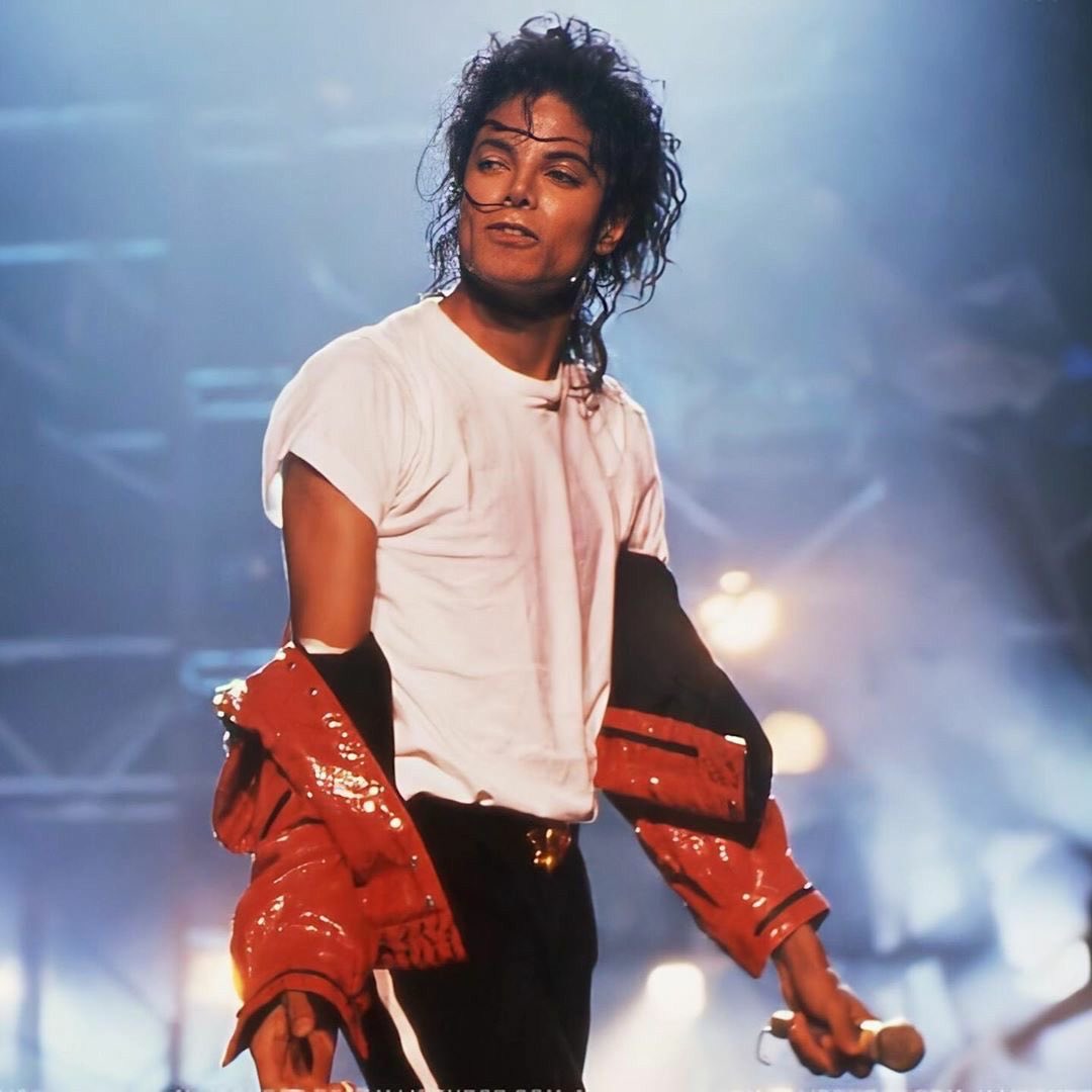 mjshqz's tweet photo. white tshirt for his girls btw https://t.co/vgzokYWoG6