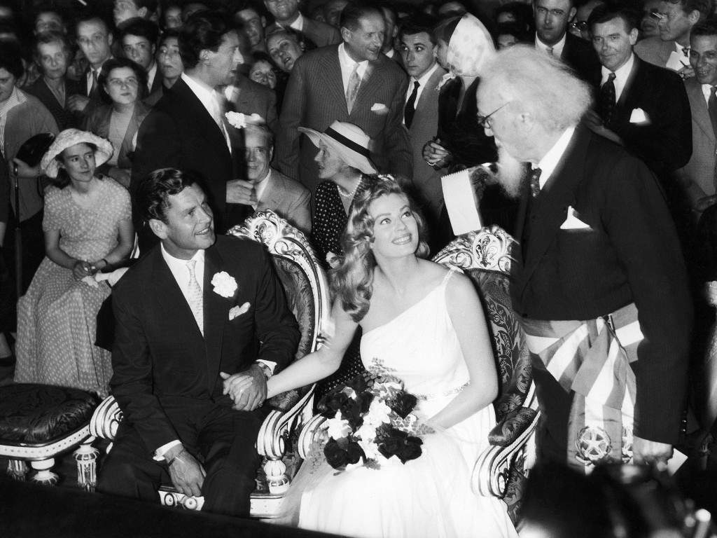 GrandeOrienteit's tweet photo. Dolce Vita. Il massone Menotti Riccioli e Anita Ekberg. 
L'ingegnere, decorato della Grande Guerra, antifascista di primo piano della vita pubblica fiorentina, celebrò le nozze dell'attrice con Anthony Steel al posto del sindaco che si rifiutò di farlo.
▶️ https://t.co/kkVdOPX6ko https://t.co/2iTGKhf6X8