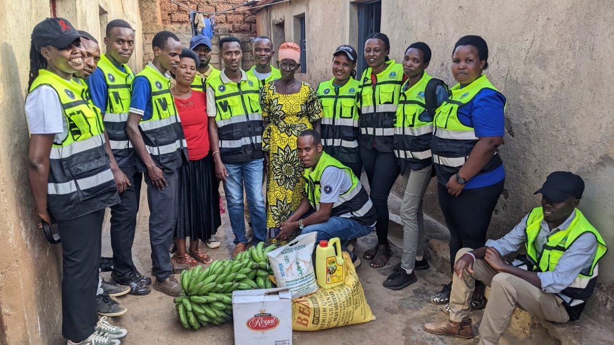 RYVCP_Gasabo's tweet photo. Dukomeje kuba hafi y'abarokotse Jenoside yakorewe Abatutsi. @RwandaYouthVol1 muri @ndera_sector twasuye uwarokotse Jenoside yakorewe Abatutsi mu rwego rwo kumwereka ko rurikumwe muri iyi minsi 100 yo #Kwibuka32 Jenoside yakorewe Abatutsi. @RwandaLocalGov @Rwandapolice https://t.co/eRqFO9kPLJ