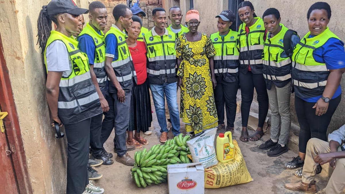 RYVCP_Gasabo's tweet photo. Dukomeje kuba hafi y'abarokotse Jenoside yakorewe Abatutsi. @RwandaYouthVol1 muri @ndera_sector twasuye uwarokotse Jenoside yakorewe Abatutsi mu rwego rwo kumwereka ko rurikumwe muri iyi minsi 100 yo #Kwibuka32 Jenoside yakorewe Abatutsi. @RwandaLocalGov @Rwandapolice https://t.co/eRqFO9kPLJ