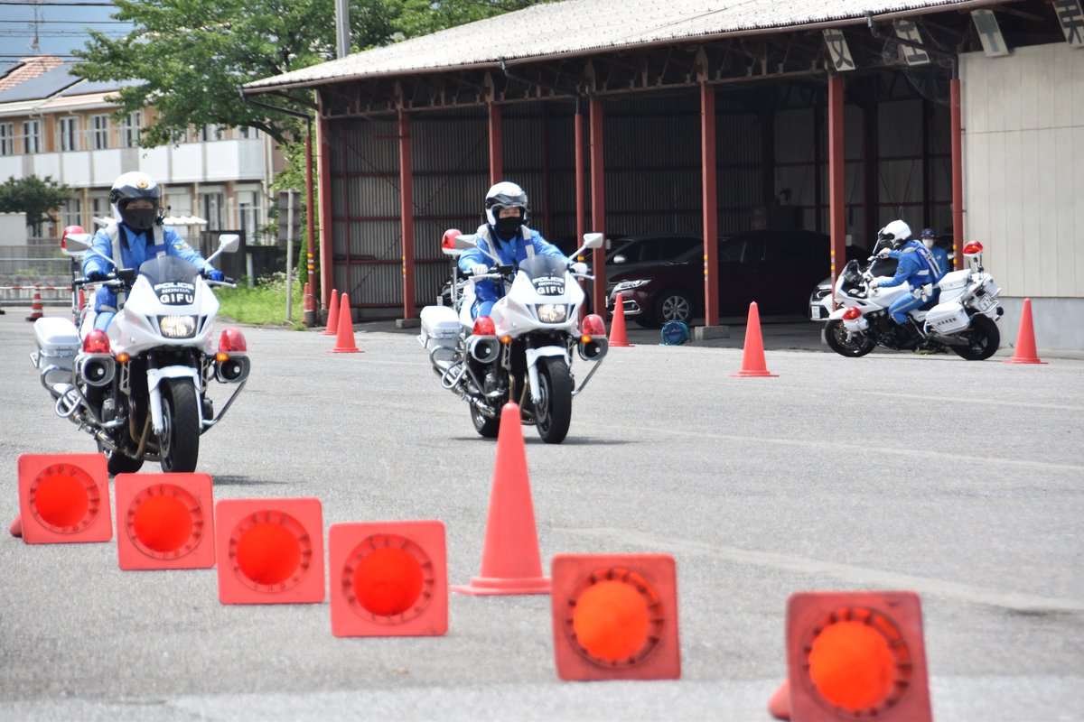 gpkoutsuukikaku's tweet photo. 交通警察官業務説明会を開催します
現場で活躍している若手警察官が皆さんの疑問や不安にお答えします
保護者同伴OKお友達と一緒OK採用試験受験を決断していなくてもOK！
皆様のご参加お待ちしています
・♯白バイデモ走行
・交通鑑識模擬体験
・パトカー等装備品説明
・給与、休暇等説明 https://t.co/GJRasX6RtR