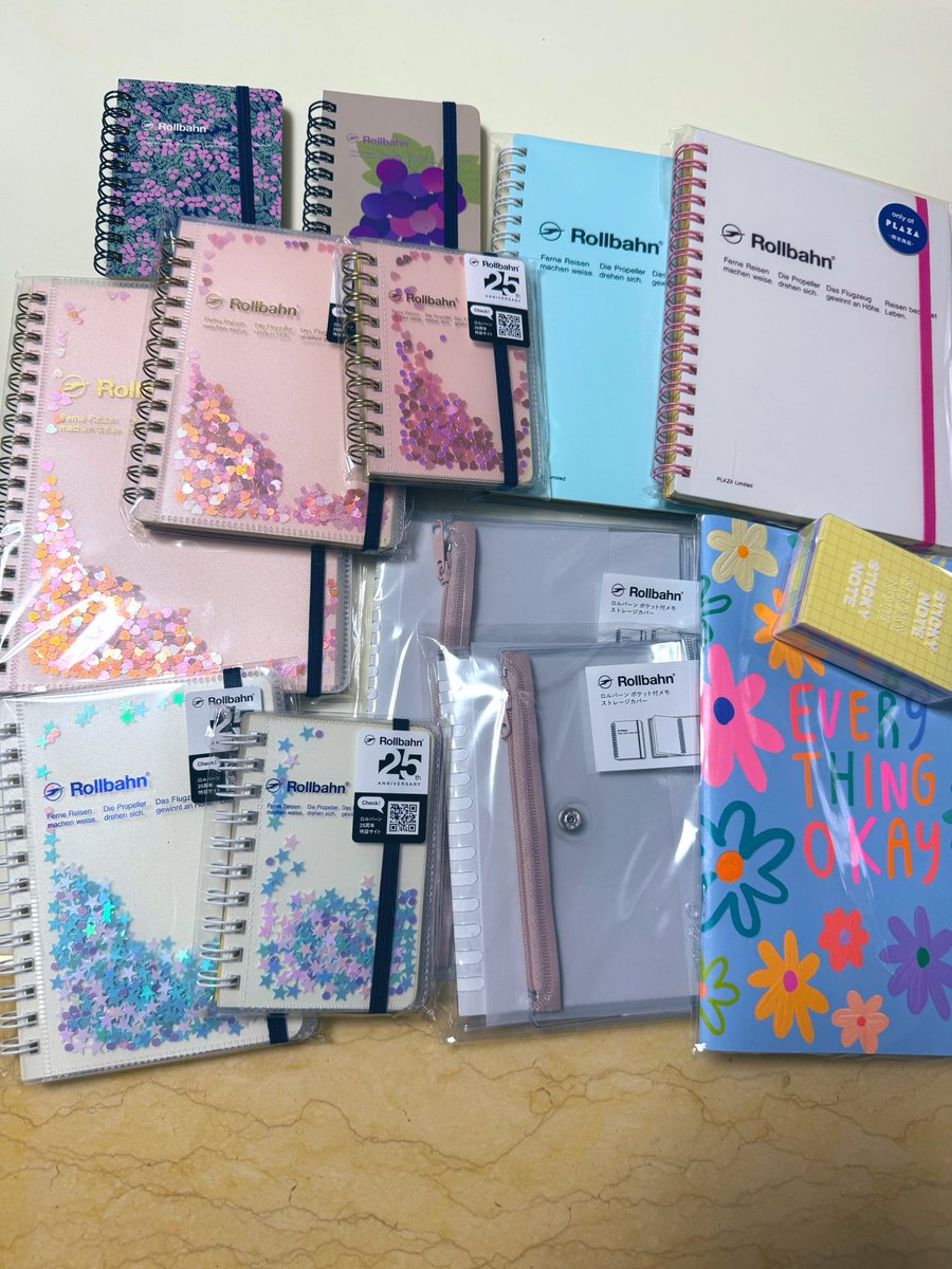 yw2899's tweet photo. 本日の文房具購入品🥰ロルバーン直営店とプラザに行って来ました。左上ミニノート２冊は、25周年のシークレット。
ノートもメモ帳も、紙もの大好きだわ❤️
#ロルバーン
#文房具 https://t.co/8bE8yTxIaO