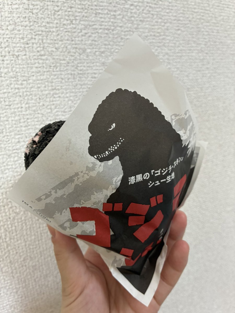 Akassuu's tweet photo. メキシコ人とインスタ交換したら思っきりなんかの軍隊で銃かまえてる写真投稿されてたけどゴジラシュー美味しいからおっけー😊 https://t.co/K7eBeYznHX