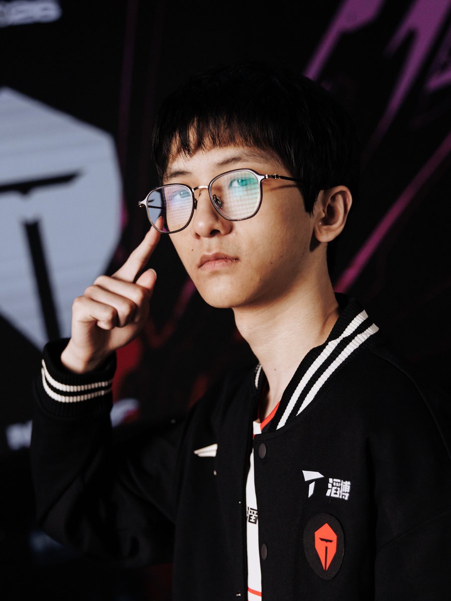 lolesports's tweet photo. 8/1/3
+6.4k GOLD UP

What an international debut for ZUIAN. https://t.co/qZSzs7nPTq