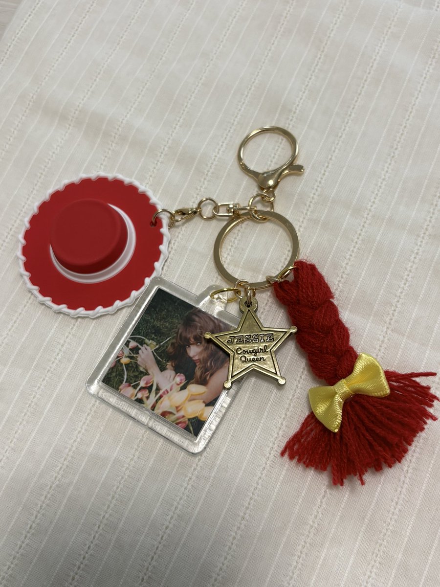 umerajah1119's tweet photo. キーチェーンをテイラー仕様に！！
本当はCD風のキーホルダー付けたかったけど売っていなかった😢
でも、可愛くできて満足！！ https://t.co/jTxuruTJ7S
