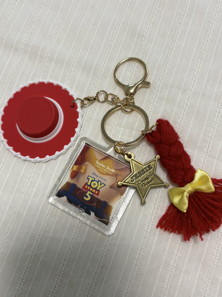 umerajah1119's tweet photo. キーチェーンをテイラー仕様に！！
本当はCD風のキーホルダー付けたかったけど売っていなかった😢
でも、可愛くできて満足！！ https://t.co/jTxuruTJ7S