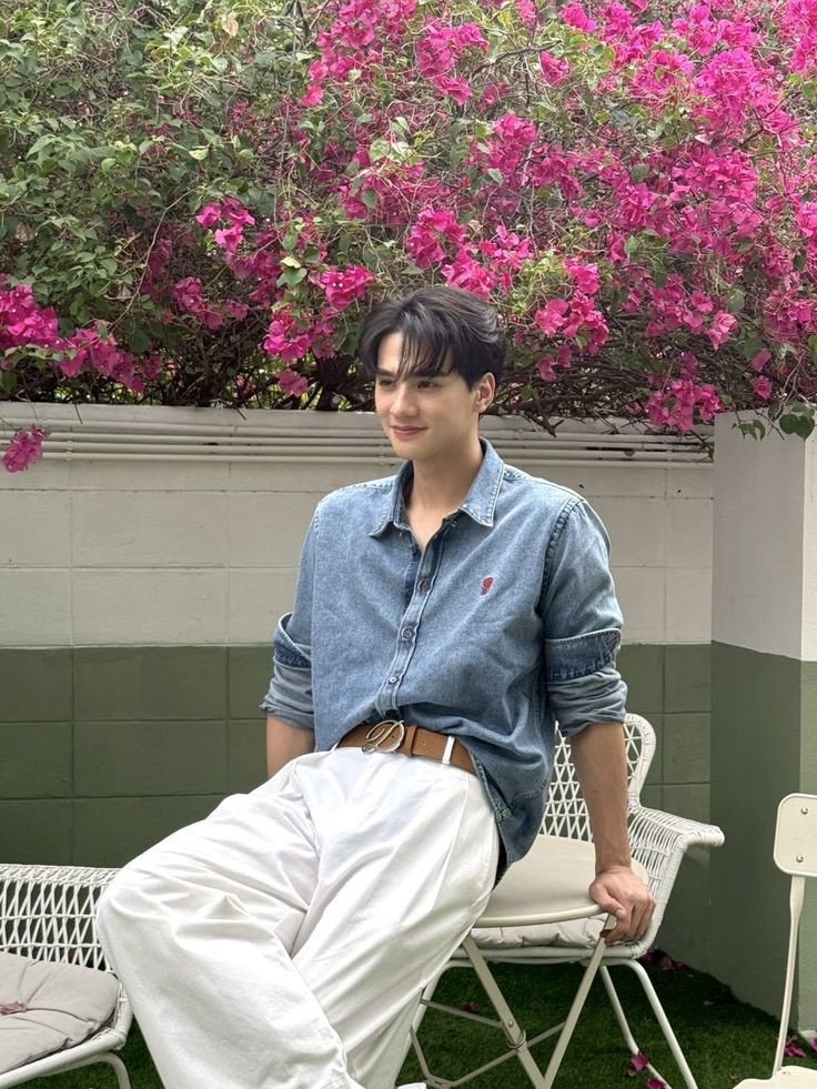 ephkmeral's tweet photo. ᅠ
Kata anak-anak, "Pak, upload foto OOTD meeting sebelum liburan dong."

Ini perkara pake baju cerah jadi pada nebak moodnya lagi bagus hahaha.
ᅠ https://t.co/srCgaOJrb4
