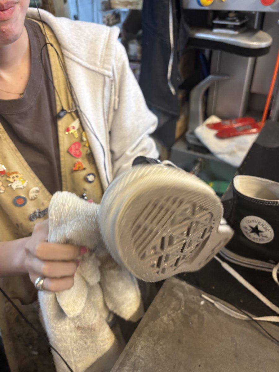 antarkb's tweet photo. #ザ・ローリングモンキー のムサシくん、最寄りの駅が香椎という千早にある、バッグや靴のリペアのお店、てんさいリペア！さん。靴や服が大好きな長野兼三さんと佐藤真里江さ���。店長さんは独学で技術を習得されたそうです。職権乱用で靴を磨いてもらったムサシくん。整体、��ーキに続いて…📷#あんた https://t.co/7ib5l2sAxn