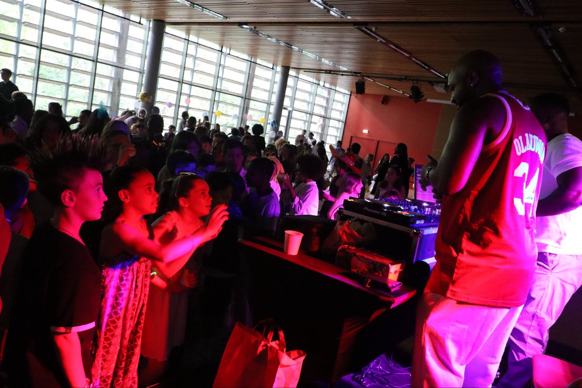 oclodong's tweet photo. Magnifique soirée hier, au théâtre de Yerres, pour le « Grand bal des CM2 » de fin d’année de nos écoles. Merci aux enfants pour ce beau moment de convivialité. Merci aux animateurs de la Ville pour la parfaite organisation. #Yerres #école #fête #enfance #Essonne https://t.co/DrgCvXPBZx