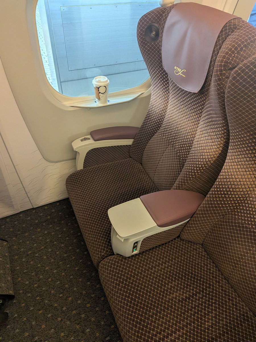 Ratch_17's tweet photo. グリーン車でテンション上がる一般人。N700Sのシートは思ったより硬く感じるけど、EX早特3で安く乗れるので広くて静かな空間だけでもコスパは良い！ https://t.co/r2AaoLMFZJ