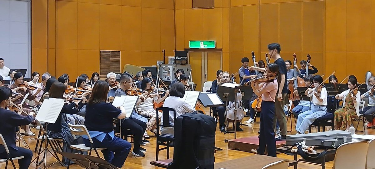 gunkyo_official's tweet photo. 群響 上田定期-2026夏-《コンチェルトの祭典》7月4日（土）15:00開演

群馬交響楽団と連携・協力協定関係にあるサントミューゼで行われるこの演奏会は何とゴージャスなんでしょう！ @santomyuze 
実力・人気を兼ね備えた指揮者と3人のソリストと群響が、鉄板なコンチェルトを次々に演奏します。

迷っている方は今すぐチケットゲットぉ
https://t.co/QvcHJaWLCH
電話　０２６８－２７－２０００
※ご好評につき、追加席が出ました。
３階A席 3,500円です。
席からのステージの見え方はこちら↓
https://t.co/uKPSlX6YAa

高崎から上田まで新幹線で片道38分（3,470円）、上田駅（温泉口）から徒歩10分（0円！）足らずの近さです。
土曜日の午後、出かけてみませんか？
https://t.co/9xdN3QofuI 

指揮：角田鋼亮　@KosukeTsunoda 
ギター：大萩康司 @yasujiohagi 
ヴァイオリン：辻彩奈 @ayanaviolin 
ピアノ：五十嵐薫子 @KaorukoIgarashi 

ロドリーゴ／アランフェス協奏曲
メンデルスゾーン／ヴァイオリン協奏曲 ホ短調 op. 64
ラフマニノフ／ピアノ協奏曲 第2番 ハ短調 op. 18

リハーサルの様子を少しだけどうぞ。