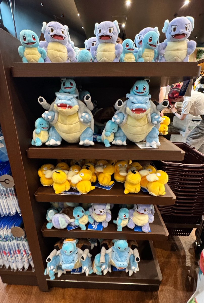 kayotan_pikachu's tweet photo. ポケパークのポケモンだいすきショップで
新しいグッズが販売していた(ﾟ∀三ﾟ三∀ﾟ) 

アシレーヌ噴水にいる
水ポケモンたちのグッズ

マスコットが
噴水周りの子たちと同じ顔をしていて
尊い🤦‍♀️💓 https://t.co/yE6cB9higN
