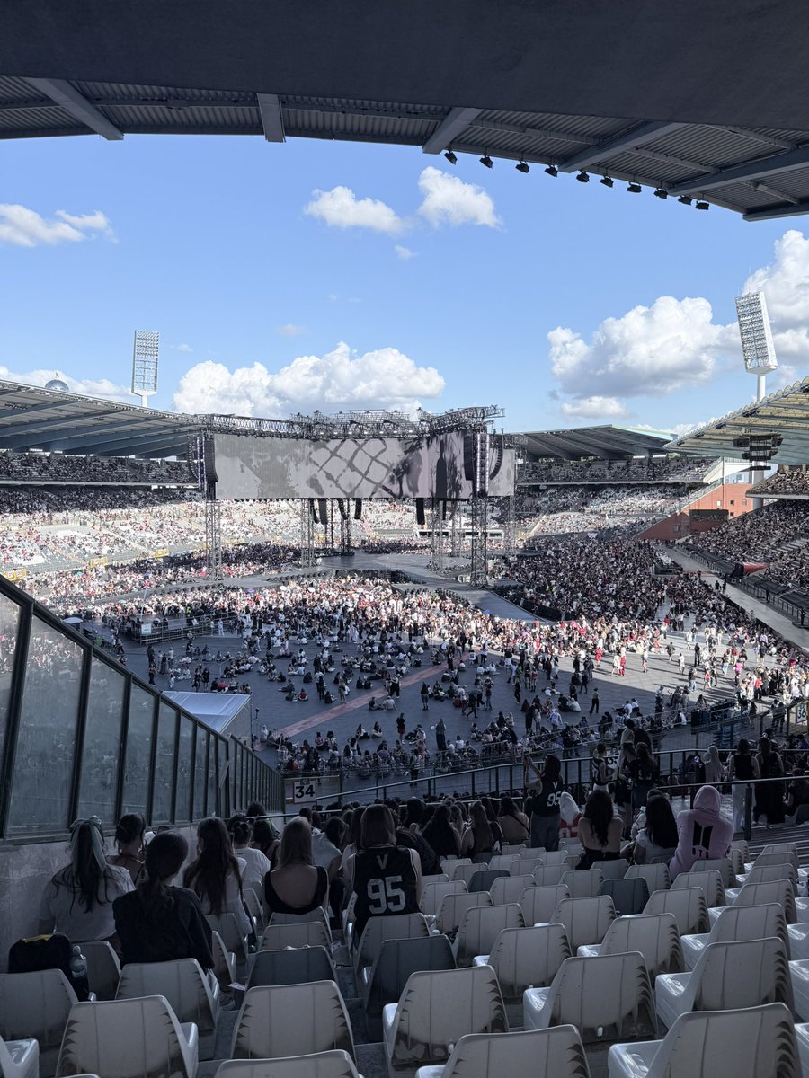 liliflostan's tweet photo. #BTS_ARİRANG_BRUSSELS https://t.co/NhGDuzfjyL